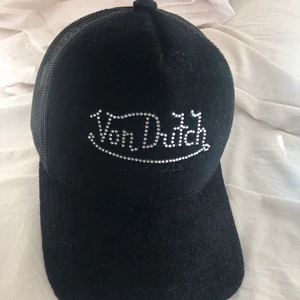 Von Dutch trucker keps! - Säljer min Von Dutch keps som inte riktigt ä min stil eller en piece som jag använder tillräcklig! Den kanske hade sett grym ut på ditt huvud? ;)💕 (ordinarie pris: 359 nypris: 250 plus frakt❣️