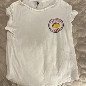 Tröjor vita - De är två tröjor du kan köpa båda eller en och en. Den första vita är ifrån H&M den andra vita är ifrån fashionbear 