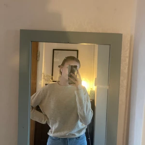 Krämvit stickad tröja  - En enkel krämvit stickad tröja från hm i storlek S. Den är använd fåtal gånger så den är i bra skick. Jättemysigt material och varm! I priset ingår fraktkostnaden✨