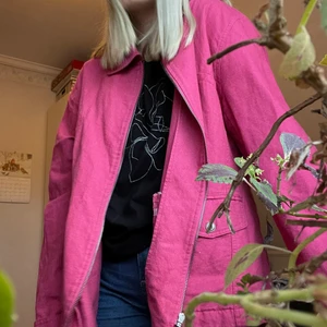 Rosa jeansjacka Cappuccini  - Säljer denna coola jacka från Cappuccini!😍 Den är i fint skick och har (som ni ser) en väldigt härlig rosa färg!💕 St: 44 men skulle då säga att den passar S om man gillar lite större!💕 Pris: 70 + frakt!!🤪 Pris kan såklart diskuteras!☺️