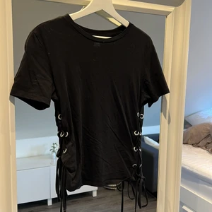 Tröja med snörning  - Sjukt snygg och cool tröja med snörning nertill på båda sidorna. Köpare står för eventuell frakt ❤️‍🔥🥳🥰