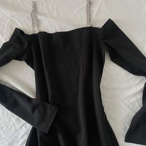 Säljer min svarta klänning med silbriga detaljer i strl xs/s. Klänningen är ganska kort och sitter fint på kroppen. 