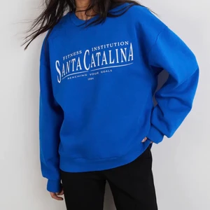 Blå tröja - Fin djupblå sweatshirt från Gina Tricot. Bara använt 1 gång så den är i väldigt bra skick