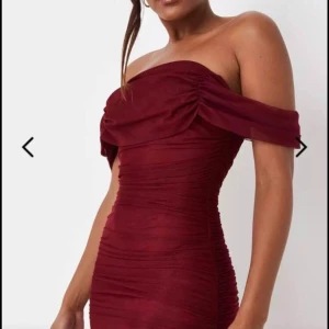 Röd rynkad festklänning  - Festklänning i vinrött. Stretchigt material som formar kroppen på ett fint sätt. Smickrande rynkningar och liten slits baktill. Storlek 10 (UK) som M . Endast använd 1 gång på ett bröllop så i nyskick. Nypris 752kr.