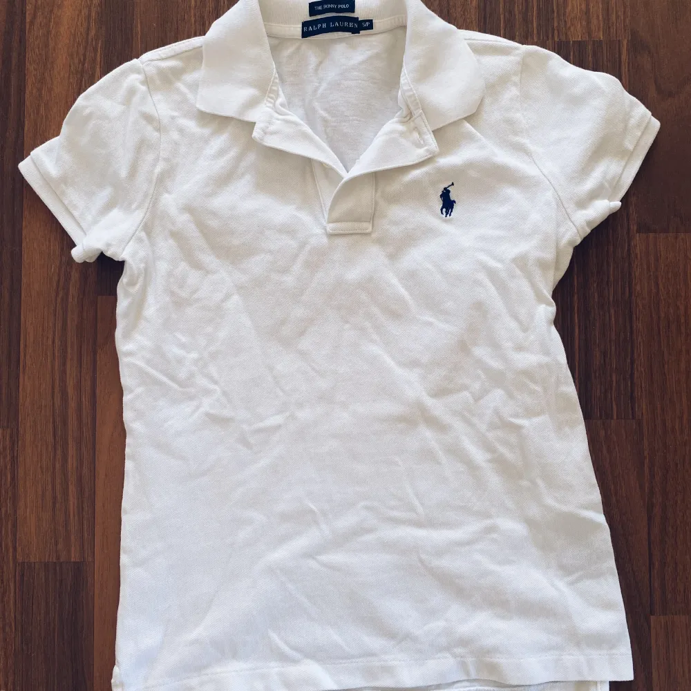 Ralph lauren the skinny polo s/p. Skulle säga att den snarare passar en xs. Köpt i USA för många år sedan, har tyvärr inget kvitto kvar. Sitter tight. Skick som nästan helt ny. Använd endast en gång.  Frakt ingår ej. . Toppar.