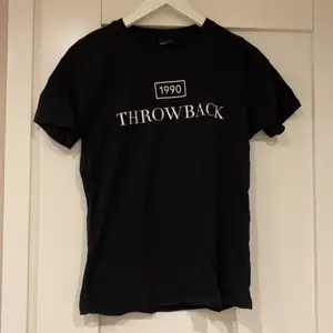 Simpel men snygg t-shirt från Gina tricot, säljer då jag har väldigt många t-shirts. Använd 2 gånger så den är som ny. Storlek S men skulle även passa en XS.🖤