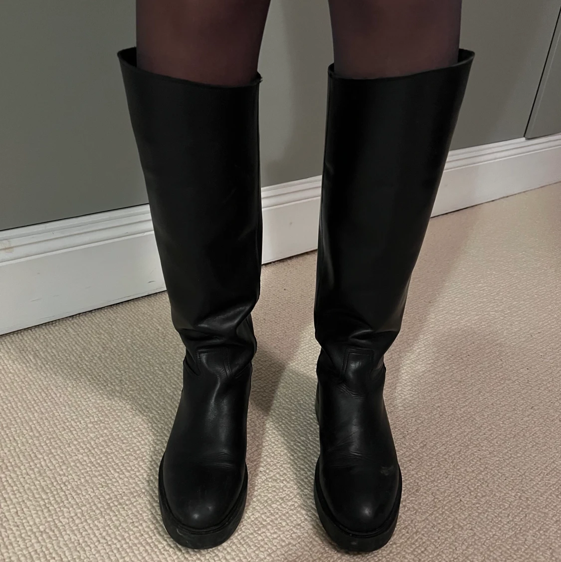 SVARTA STÖVLAR - 90