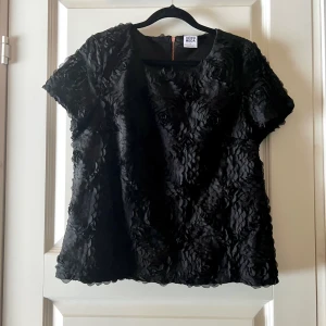 Blus - Superfin svart blus med blommor från Vero Moda i strl 38.