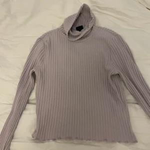 Lila Turtleneck tröja - Jättesöt lila tröja från Gina! Hur söt som helst bara inte min stil längre. Jättebra skick 💓💘