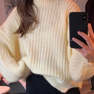 Stickad tröja  - Super mysigt stickad tröja! Så fin nu till hösten.💛 