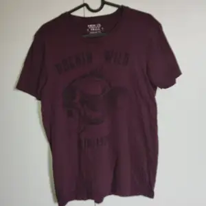 Jag säljer den här fina t-shirten i manlig storlek S. 💜❤️Den är i jättebra skick men jag använder den inte längre. ✨Köparen står för frakt.✨