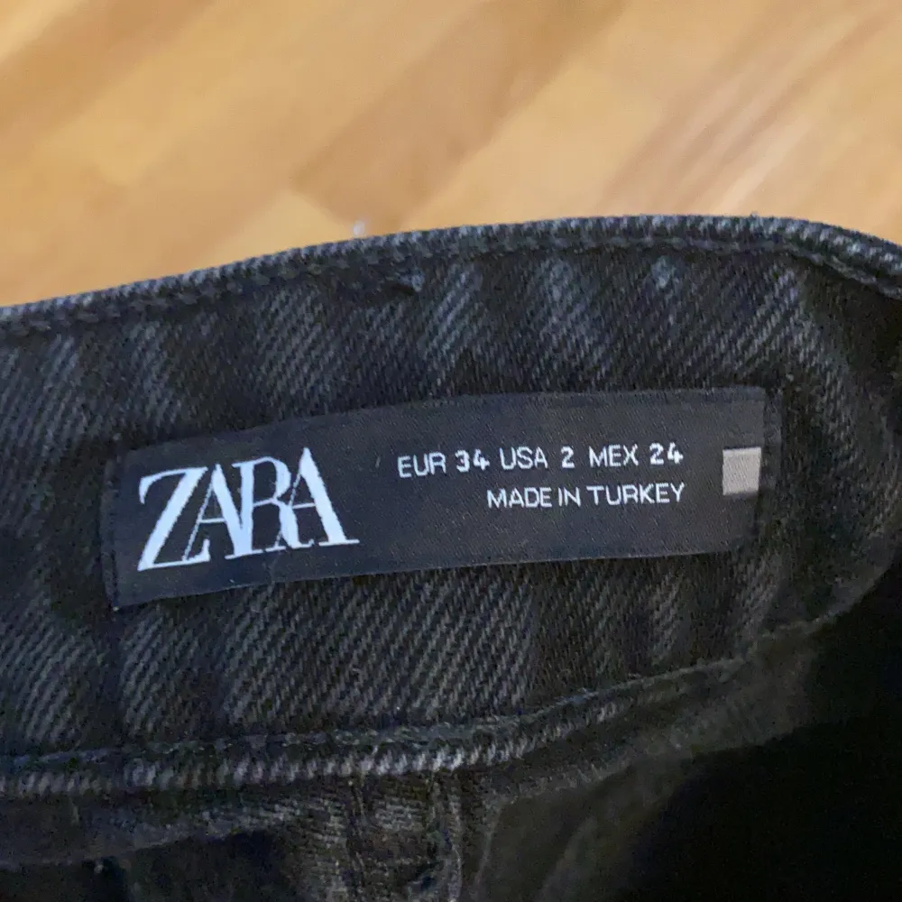 Raka vida jeans från Zara som är offblack. Perfekt längd för mig som är 164. Säljer dessa då de inte passar min storlek längre. Fläckfria och inget slitage. Dessa jeans passar för massvis med tillfällen! Köpta för 500kr för 1 år sen. Säljer då de inte längre passar i storlek.. Jeans & Byxor.