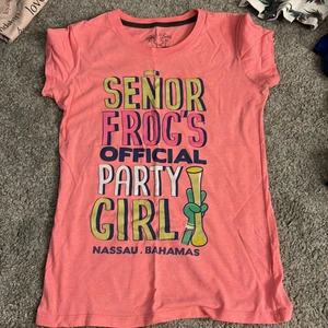 T-shirt  - Ungefär storlek S tror jag köpte den i Bahamas så vet inte riktigt 