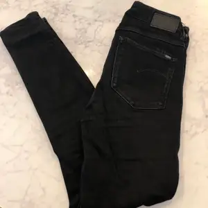 Svarta jeans från G-star, slim fit, hög midja. Fint skick och r svartare än bilderna visar🖤