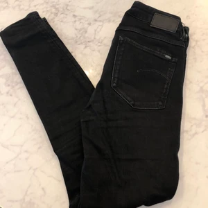 Gstar jeans svarta - Svarta jeans från G-star, slim fit, hög midja. Fint skick och r svartare än bilderna visar🖤