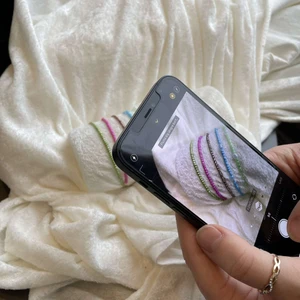 Smycken i glaspärlor - Hejsan! Vi är en UF-företag som säljer egendesignade armband och ringar i glaspärlor. 40kr för ett armband och 15 kr för en ring⚡️ Det går att både special beställa och köpa ett i en design som finns, då utbudet på färger är begränsat så håll gärna en dialog med oss så att de kan bli så bra som möjligt och så bra som ni vill ha det!🥰❤️