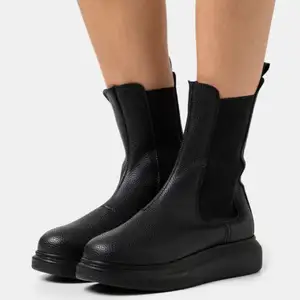 Helt nya svarta boots från Nelly