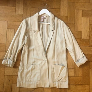 Mjuk kavaj  - Superskön, mjuk kavaj från H&Ms limited garden collection. 