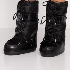 Moon boots (nya!!) - Säljer mina svarta moon boots då dom inte kommer till användning 🖤 ALDRIG använda, därav i nyskick! Vill gärna ha snabb affär. Nypris 1350kr