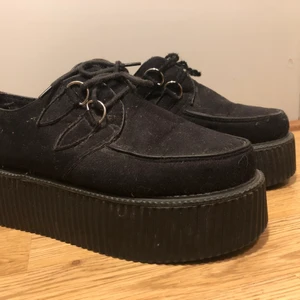 Svarta platåskor creepers  - Köpta för 500 men säljs nu för 200. Nötta i hälen på en sko (se bild) och saknar ett skosnöre (men går lätt att byta ut) 🖤🖤🖤 platån är 5 cm och passar storlek 39/40.