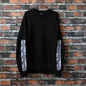 Svart UMBRO Sweater - En snygg tröja från märket UMBRO, i fint skick. Lite vintage vibes, inga slitage eller andra fel. Sitter oversized, storlek S men passar som M. Frakten är spårbar med PostNord!