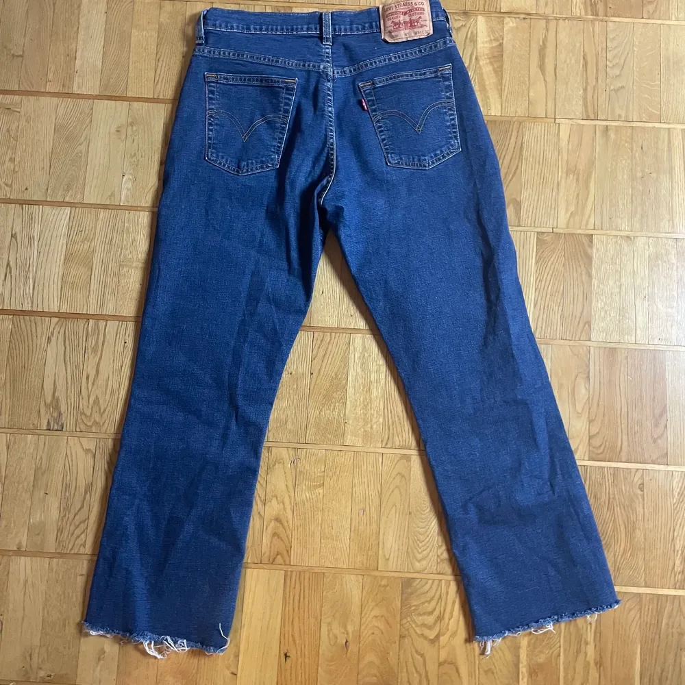 Jag säljer ett par Levi’s jeans i storlek 31/32. Avklippta några cm längst ner. De är jättefina och har en trendig, baggy look🥰 Pris kan självklart diskuteras! Kan skickas💞. Jeans & Byxor.