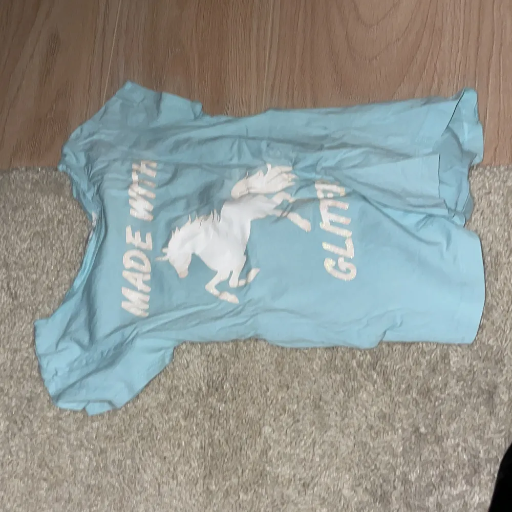 Fin unicorn tröja. T-shirts.