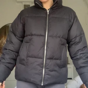 Svart dunjacka  - Svart dunjacka från Nakd, kan passa 36.