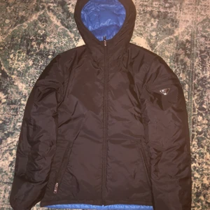 Prada padded jacket - Säljer min Prada jacka då jag har växt ut den , inte använt så mycket , Storlek 46 Bud från 3000