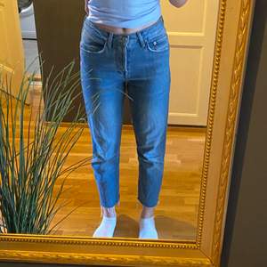 Baggy jeans ifrån Urban Outfitters med slitning ner till. 3 år gamla men fortfarande bra skick. W 27 L 32. Nypris 450 kr.