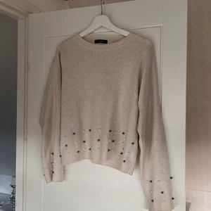 Beige tröja - Tröja med snygga pärlor som detaljer. Köpare står för eventuell frakt 🤩💕