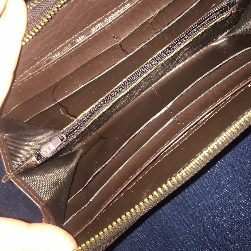 denna plånbok är i väldigt fin skick, som man kan se på första bilden har bara den ett litet hål ingen annanstans🤍. Väskor.