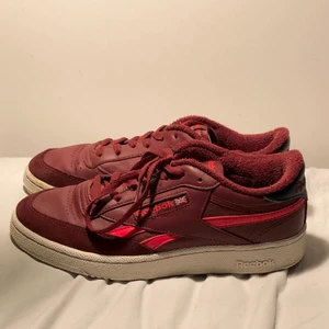 Reebok Classic - Säljer mina röda  CLUB C REVENGE -sneakers av Reebok för att de inte kommer till användning mer. De är i storlek 39/39,5. Original pris va 879kr.  Har tyvär inte kvar boxen som den kom i. Köparen står för frakten.