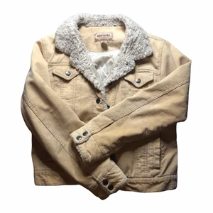 vår/höst jacka - nu börjar våren verkligen komma i perfekt temperatur för den här coola vintage manchester jackan! storlek L men sitter som en m skulle jag nog säga! (om man inte vill ha den tajt) sen passar även xs och s:) jag thriftade denna finingen i san fransisco för många år sedan och det är nu dags att säga farväl. från märket aéropostale<3 den är fodrad, till o med i ärmarna! den är liiite cropped tror jag? beror helt på hur lång man är osv. man har möjlighet att prova alla kläder till salu innan köper!