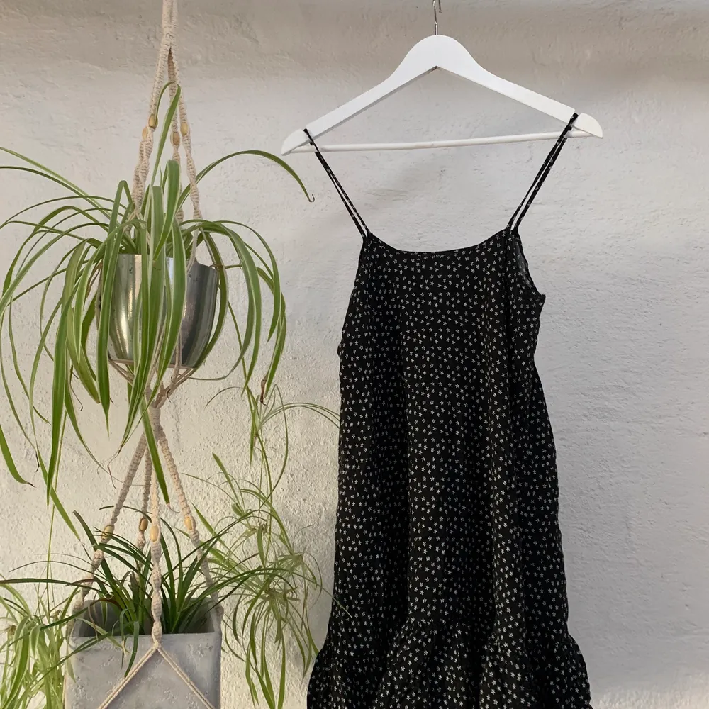 Svartvit super söt mönstrad klänning från Zara i strl 36 med volang. Använd vid två tillfällen🖤. Klänningar.