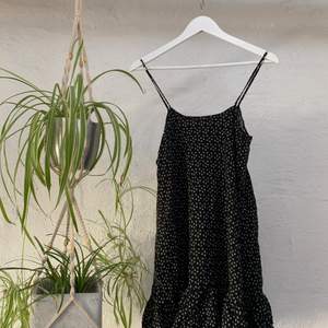 Svartvit super söt mönstrad klänning från Zara i strl 36 med volang. Använd vid två tillfällen🖤