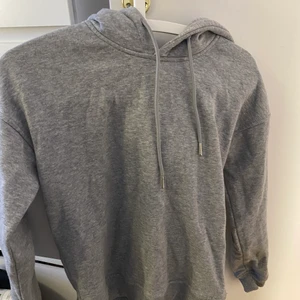 Urban classics Hoodie  - En grå jättevarm Hoodie från Urban classics. Knappt använd. Den är liten i storleken, står s men skulle säga xs.