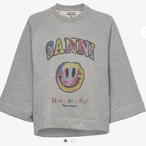 Ganni tröja  - Säljer min fina ganni tröja köpt på ganni men inte används så mycket sen dess! Nu skick och inga skador. Köptes för 1800kr i butik! Kom privat för egna bilder eller frågor ❤️