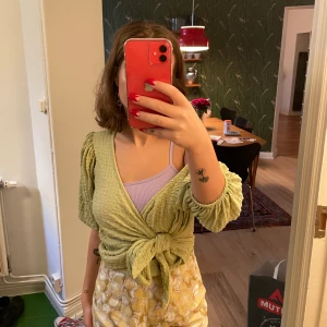 Blus  - Topp i fantastisk färg. Gör ont å sälja men behöver mer kärlek. Med lite puffärm å går å styla rakt eller lite mer axel som på bild. Från Monki! Använt sparsamt  