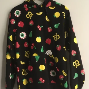 Svart luvtröja från Mishka - En cool luvtröja från Mishka med fina detaljer över hela plagget. Storlek M. 