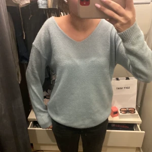 Stickad tröja - Fin stickad tröja som aldrig är använd 