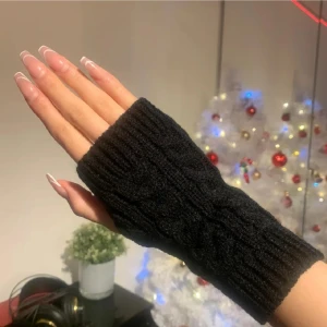 Svarta torgvantar  - (Lånade bilder men samma vara!) Ett par jättefina, varma och mysiga torgvantar :)! Endast testade, har ingen outfit som skulle passa fint till dessa och därför säljer jag dem ;(. Kontakta för mer bilder eller frågor 💖💖