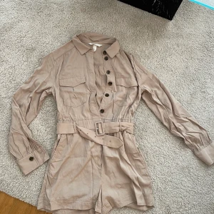 Playsuit från h&m - Storlek 38, använd ett fåtal gånger.