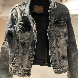 Jeansjacka - Jeansjacka från Carlings med urtvättad, rockig look