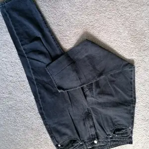 Loose mom jeans. Ultra high waist, ankle length. Made of 100% cotton. 