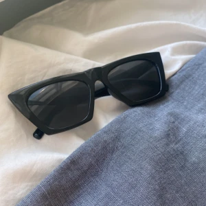 Solglasögon - Fina solglasögon från shein! Nypris 80kr. De har en repa på en sida. Annars jättefina. Gratis frakt vid snabb affär! Tryck ej på köp nu