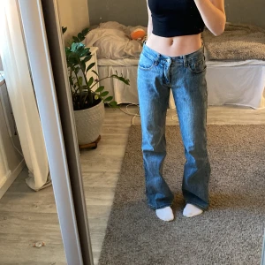 Low waist boot cut jeans - Säljer dessa jeans från brandy melville köpta i Italien 2021☺️ Dom är helt i nyskick och knappt använda💞 säljer för att dom inte kom till användning. Storlek Small och passar mig som har 32/34 i jeans☺️ Nypris: 500kr