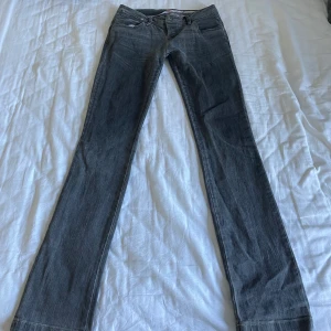 Lågmidjade jeans - Lågmidjade jeans från Swe street i storlek 28/34. Innerbenslängd 87 midjemått rakt över 38💕