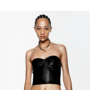 Korsett  - Korsett topp från zara i läderimitation. Jättesnygg och knappt använd! Storlek M men rätt liten i storleken. Slutsåld 🫶🏼