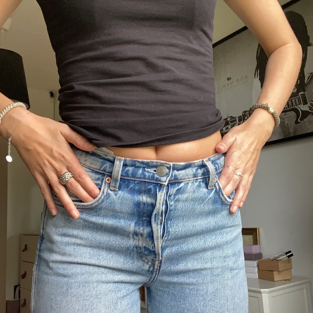 Ett par såå snygga jeans från &otherstories. Jag har köpt de här på plick med gjort knäna själv. De är ganska använda men fortfarnade i ett bra skick! 🫶🏼. Jeans & Byxor.